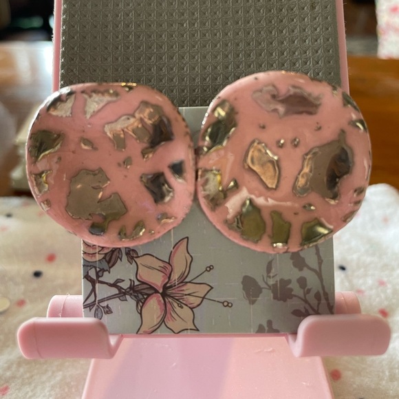 pink and gold speckled enamel clip on earrings - Picture 1 of 6